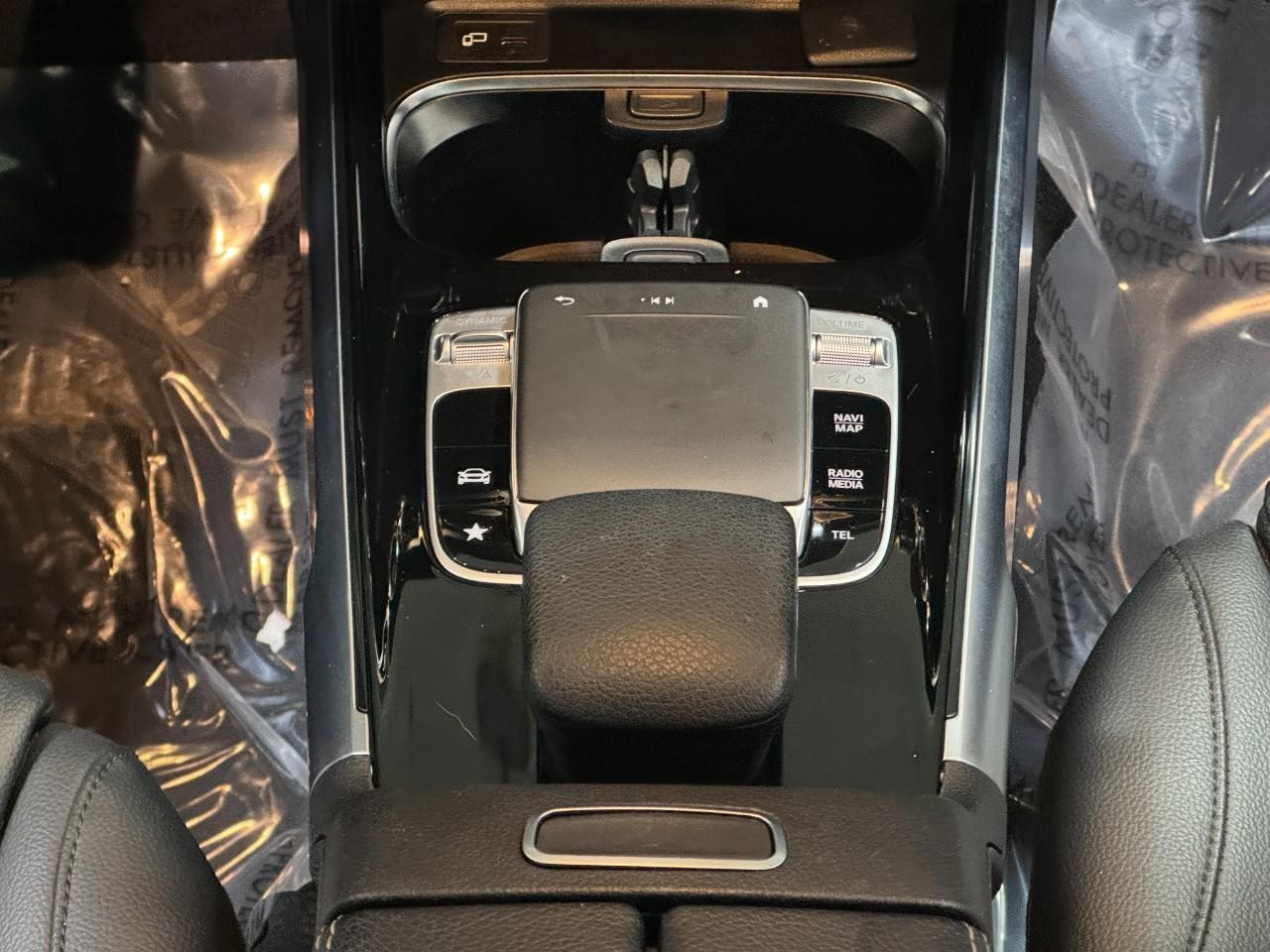 Mercedes-Benz GLB Vehicle Full-screen Gallery Image 16