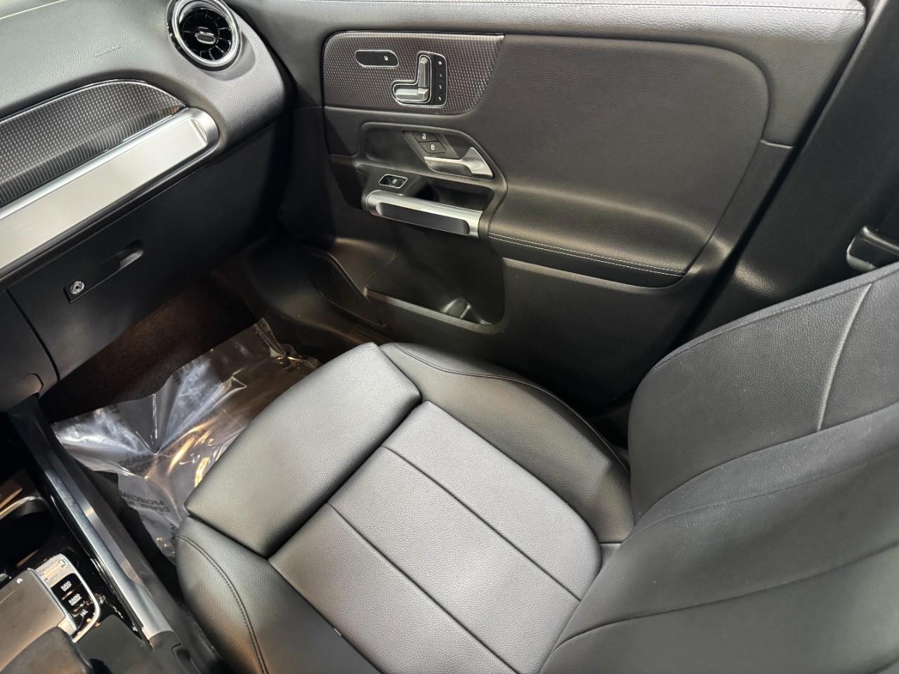 Mercedes-Benz GLB Vehicle Full-screen Gallery Image 17