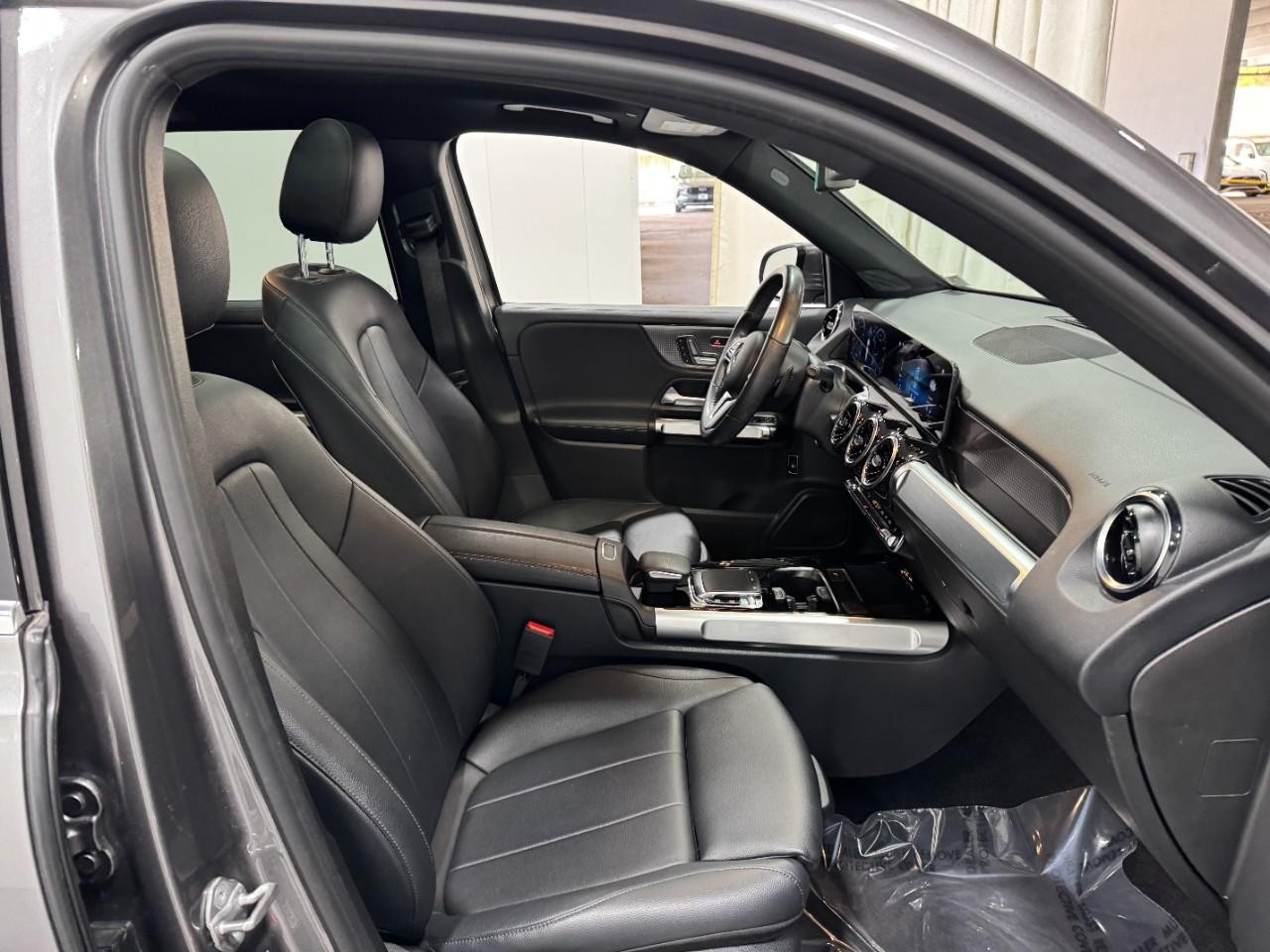 Mercedes-Benz GLB Vehicle Full-screen Gallery Image 18