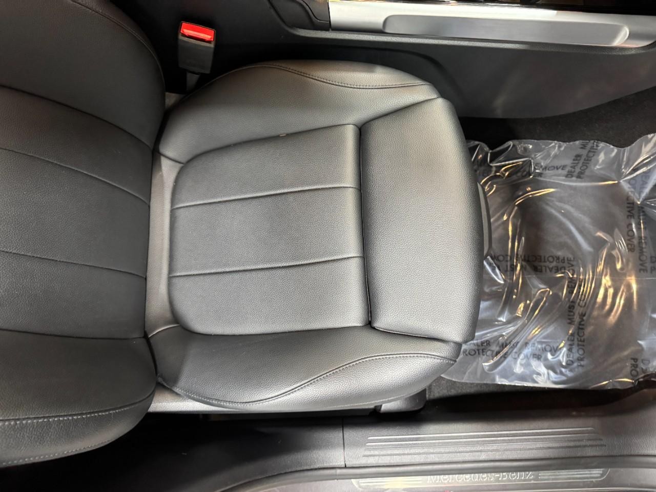 Mercedes-Benz GLB Vehicle Full-screen Gallery Image 19