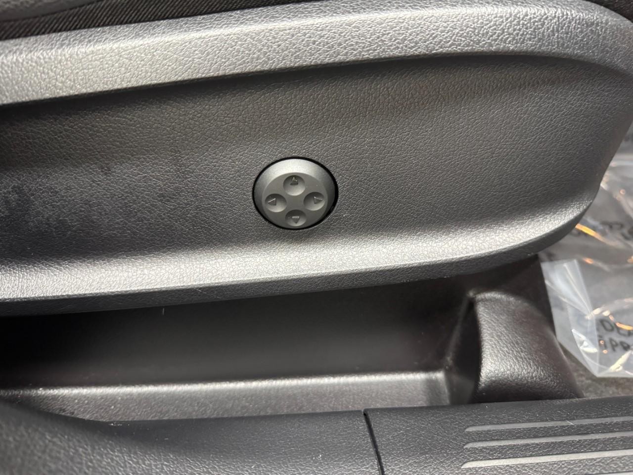 Mercedes-Benz GLB Vehicle Full-screen Gallery Image 20