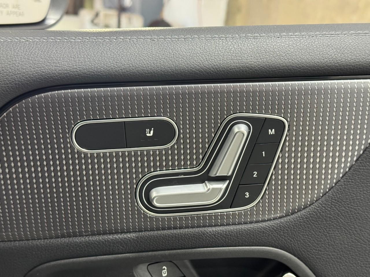 Mercedes-Benz GLB Vehicle Full-screen Gallery Image 21