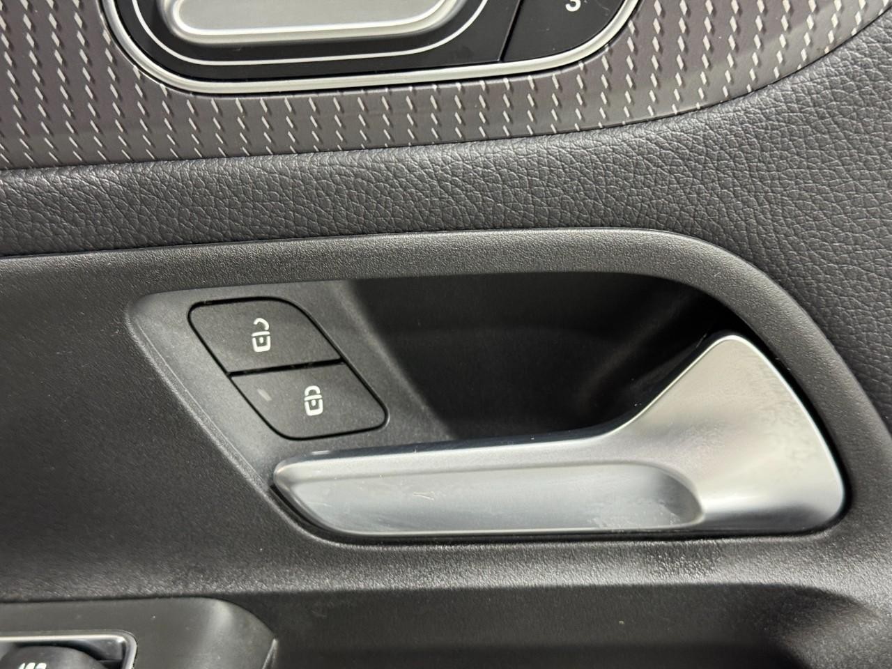 Mercedes-Benz GLB Vehicle Full-screen Gallery Image 22