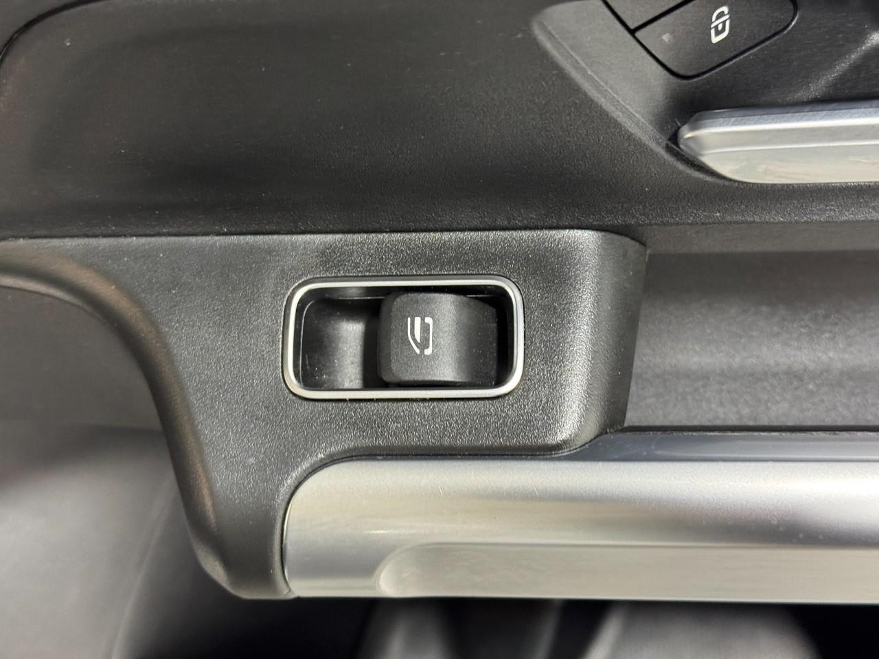 Mercedes-Benz GLB Vehicle Full-screen Gallery Image 23