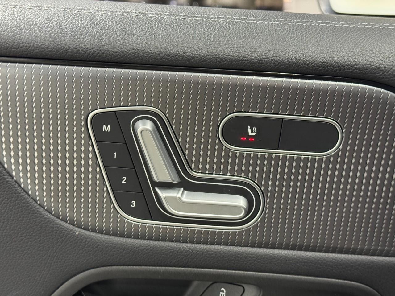 Mercedes-Benz GLB Vehicle Full-screen Gallery Image 24