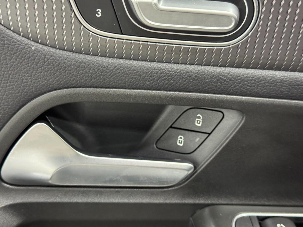 Mercedes-Benz GLB Vehicle Full-screen Gallery Image 25