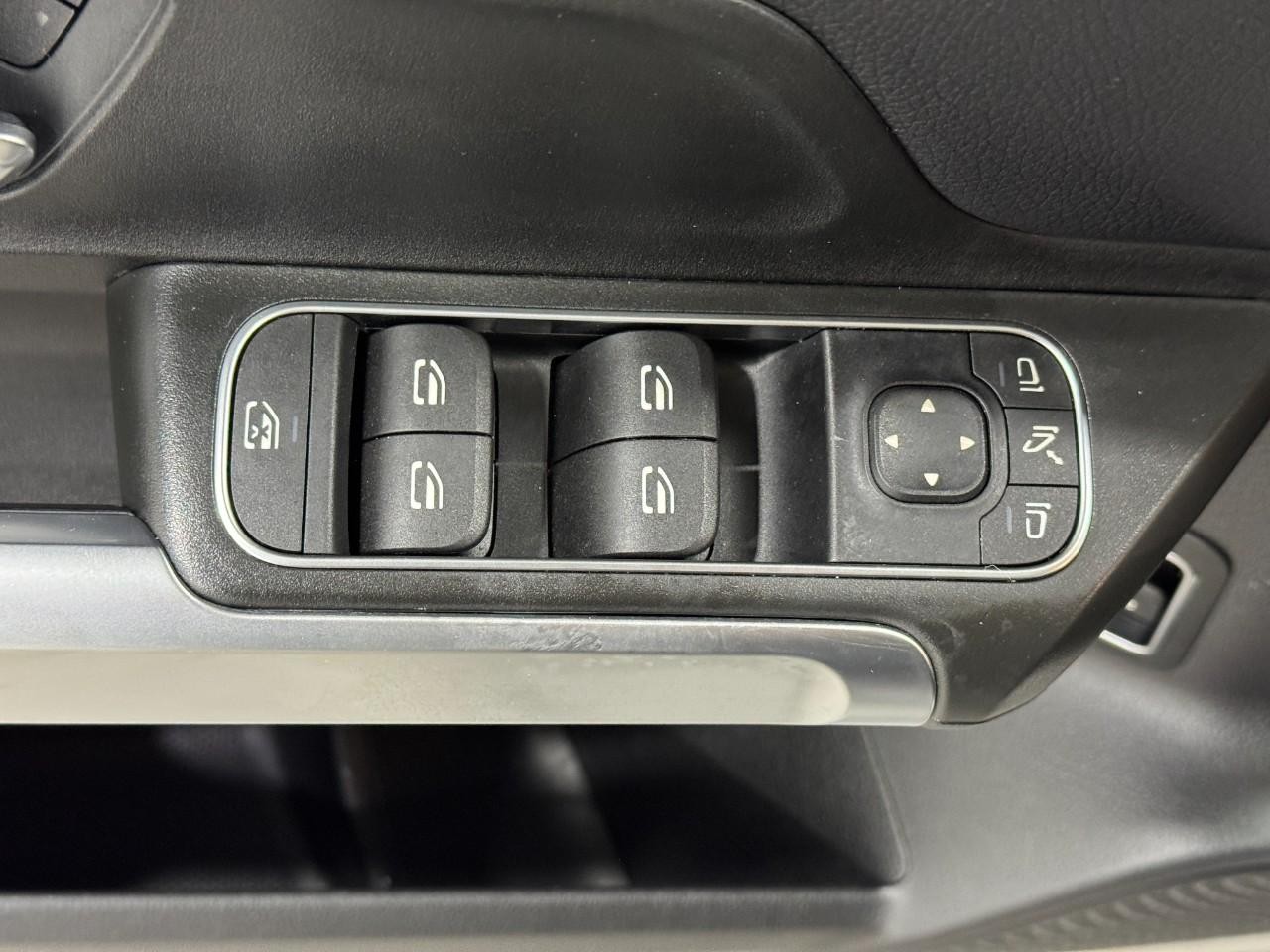 Mercedes-Benz GLB Vehicle Full-screen Gallery Image 26