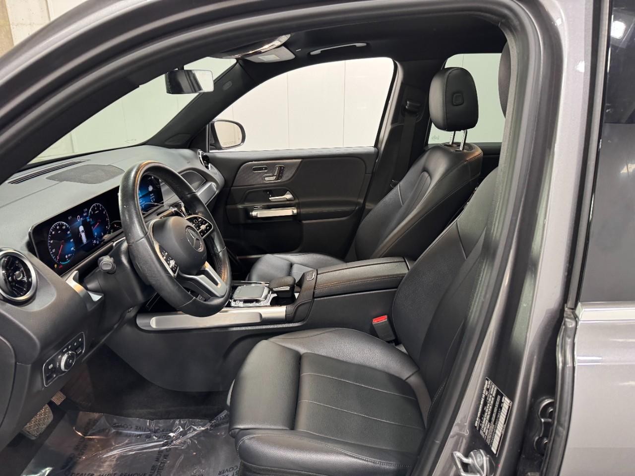 Mercedes-Benz GLB Vehicle Full-screen Gallery Image 28