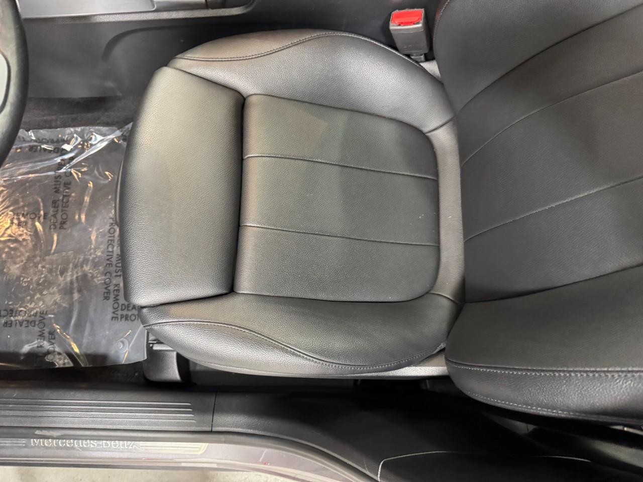 Mercedes-Benz GLB Vehicle Full-screen Gallery Image 29