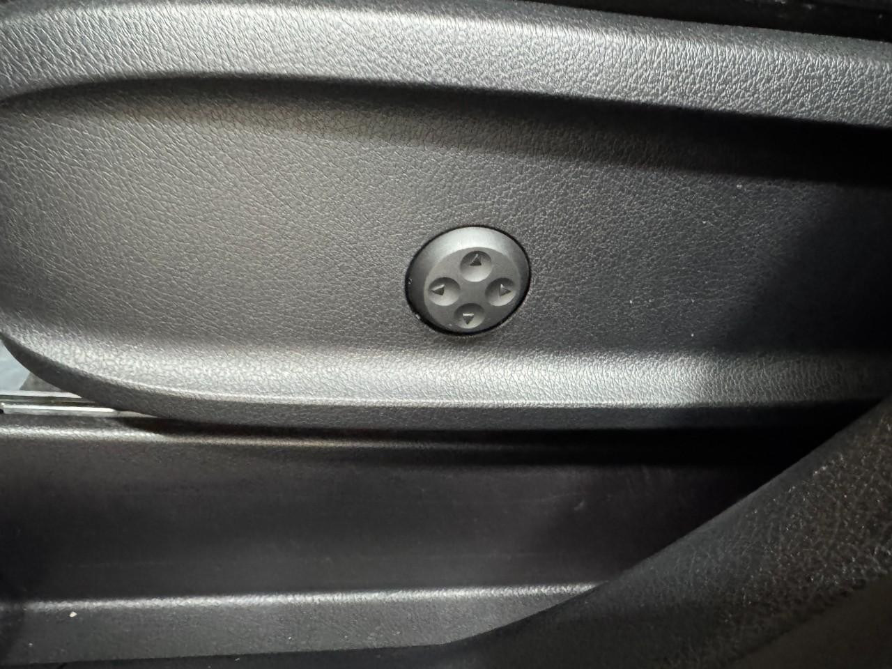 Mercedes-Benz GLB Vehicle Full-screen Gallery Image 30