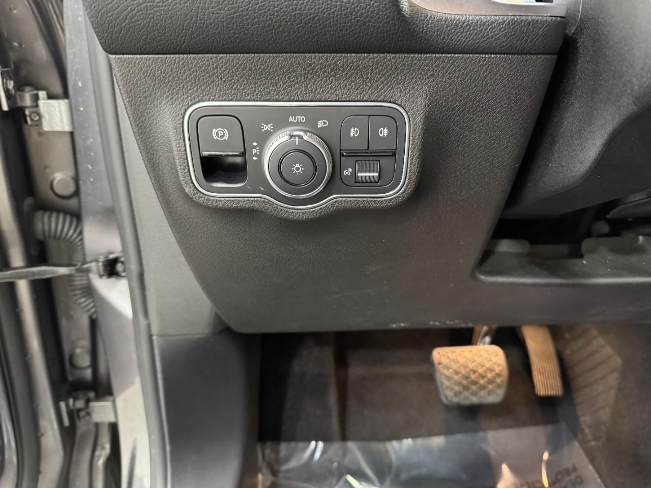 Mercedes-Benz GLB Vehicle Full-screen Gallery Image 31