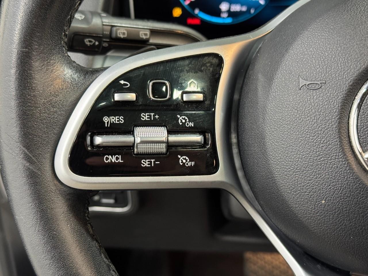 Mercedes-Benz GLB Vehicle Full-screen Gallery Image 32