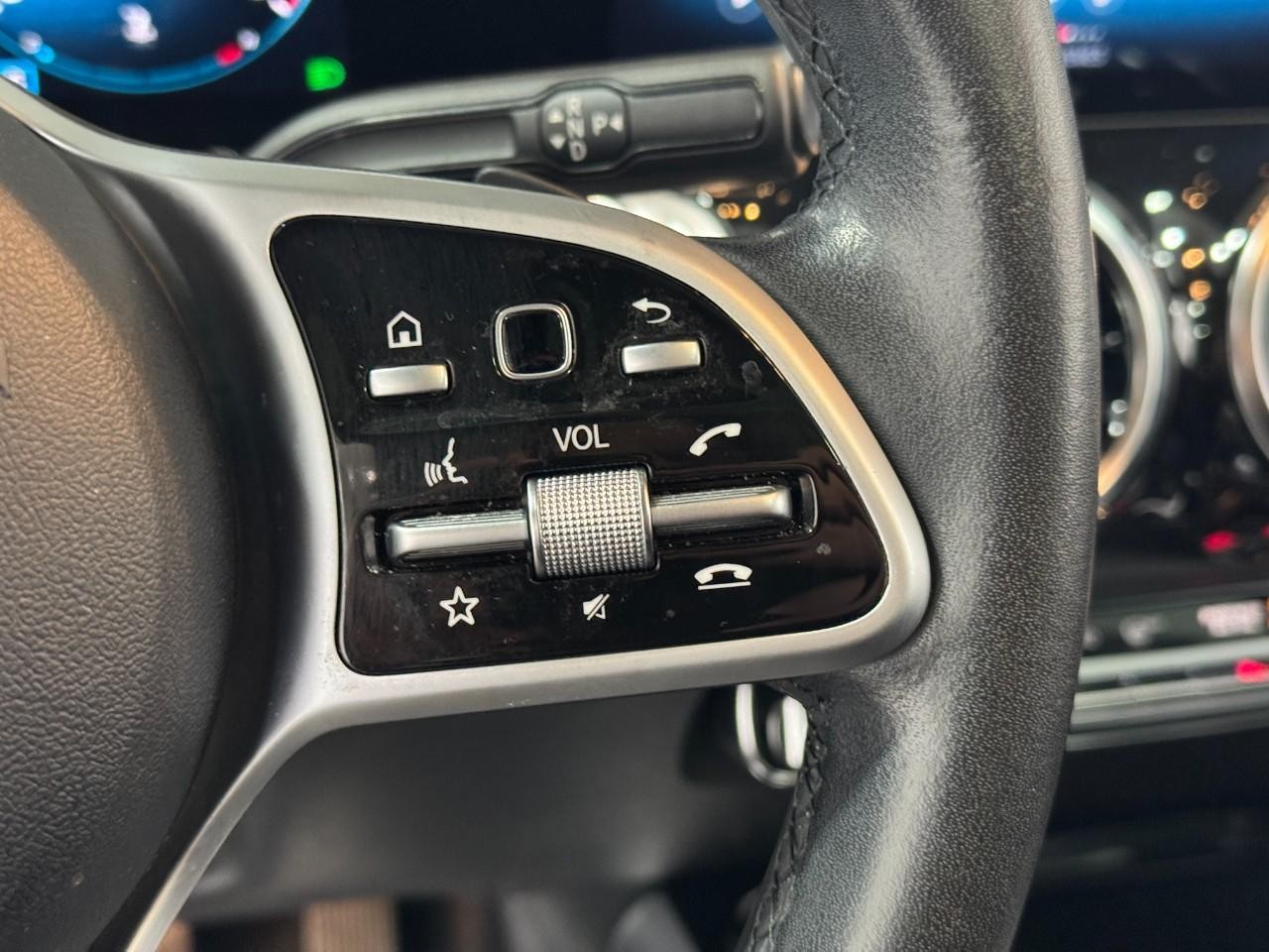 Mercedes-Benz GLB Vehicle Full-screen Gallery Image 33