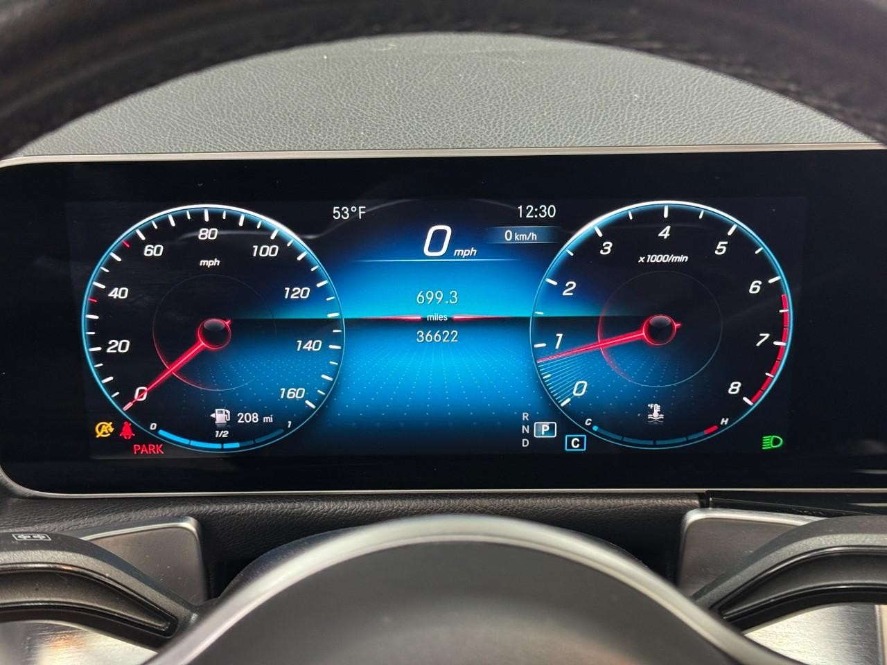 Mercedes-Benz GLB Vehicle Full-screen Gallery Image 34