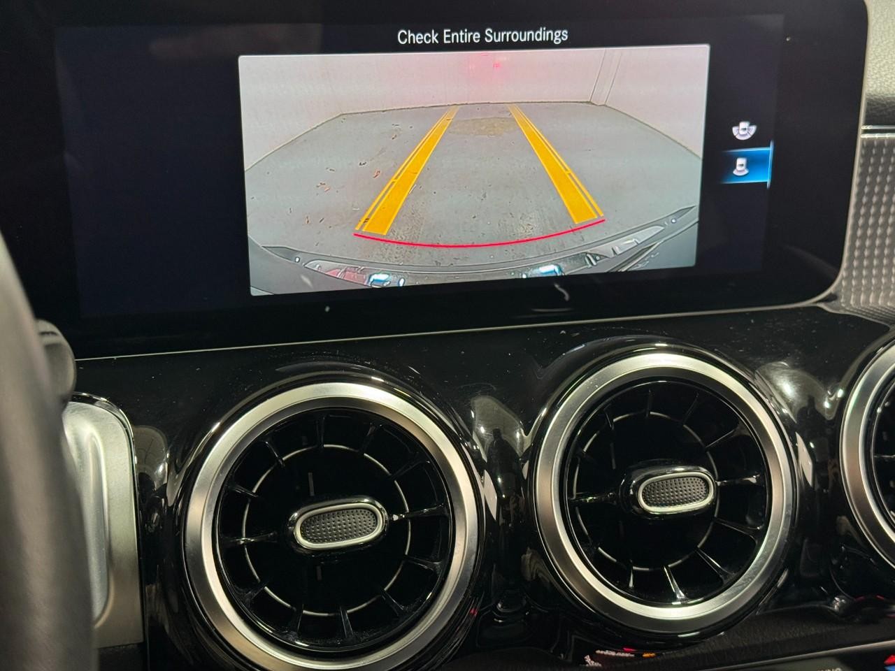 Mercedes-Benz GLB Vehicle Full-screen Gallery Image 36