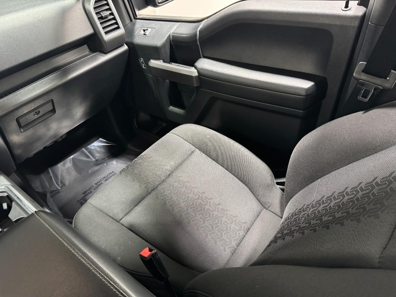 Ford F-150 Vehicle Full-screen Gallery Image 16