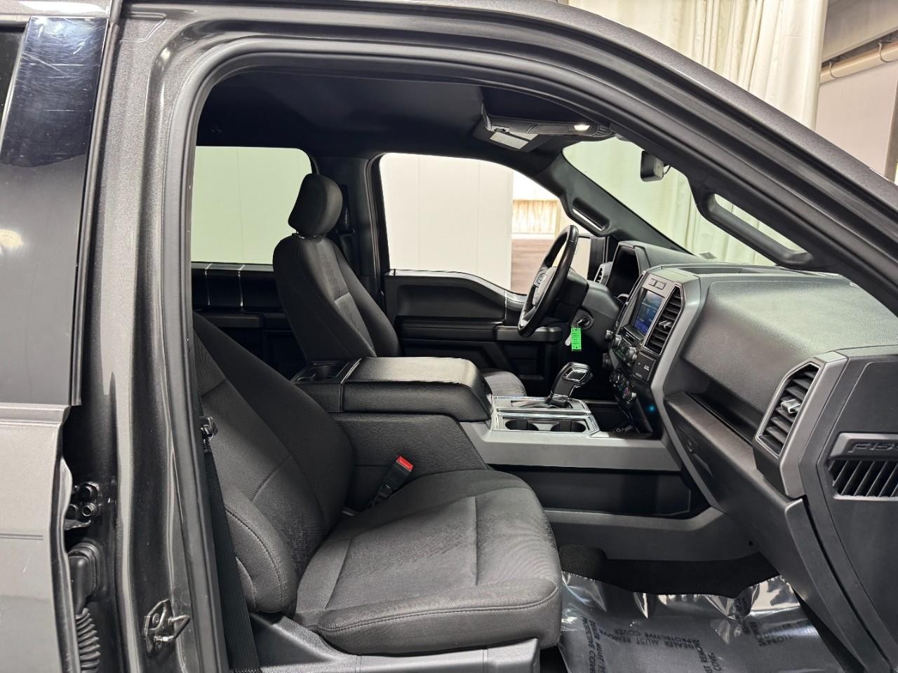 Ford F-150 Vehicle Full-screen Gallery Image 17