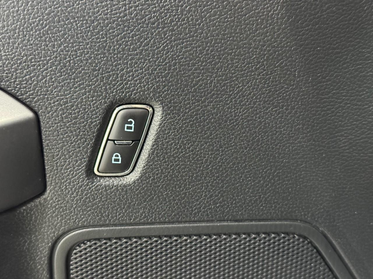 Ford F-150 Vehicle Full-screen Gallery Image 23