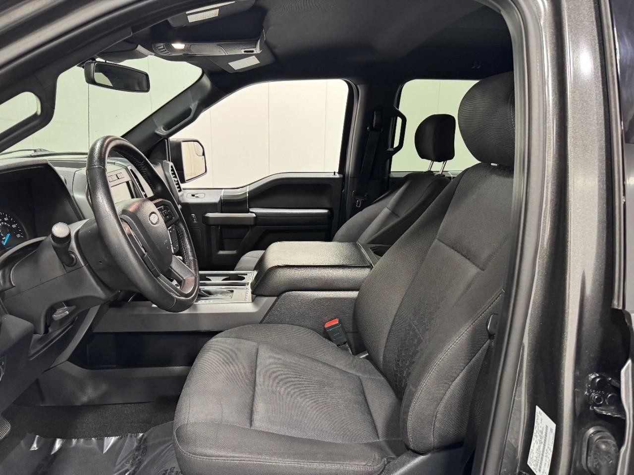 Ford F-150 Vehicle Full-screen Gallery Image 24