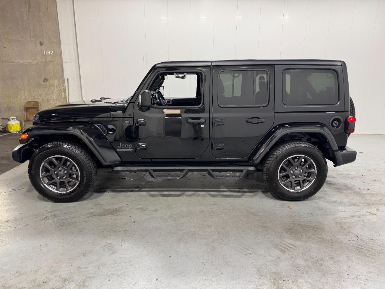 Jeep Wrangler Vehicle Full-screen Gallery Image 2