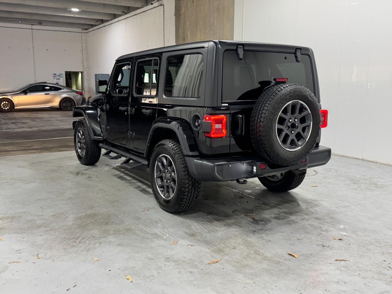 Jeep Wrangler Vehicle Full-screen Gallery Image 3