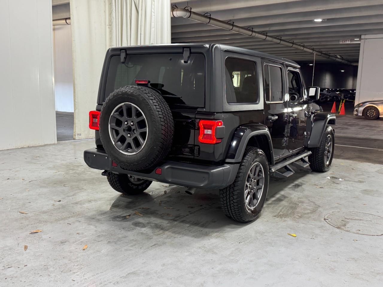 Jeep Wrangler Vehicle Full-screen Gallery Image 4