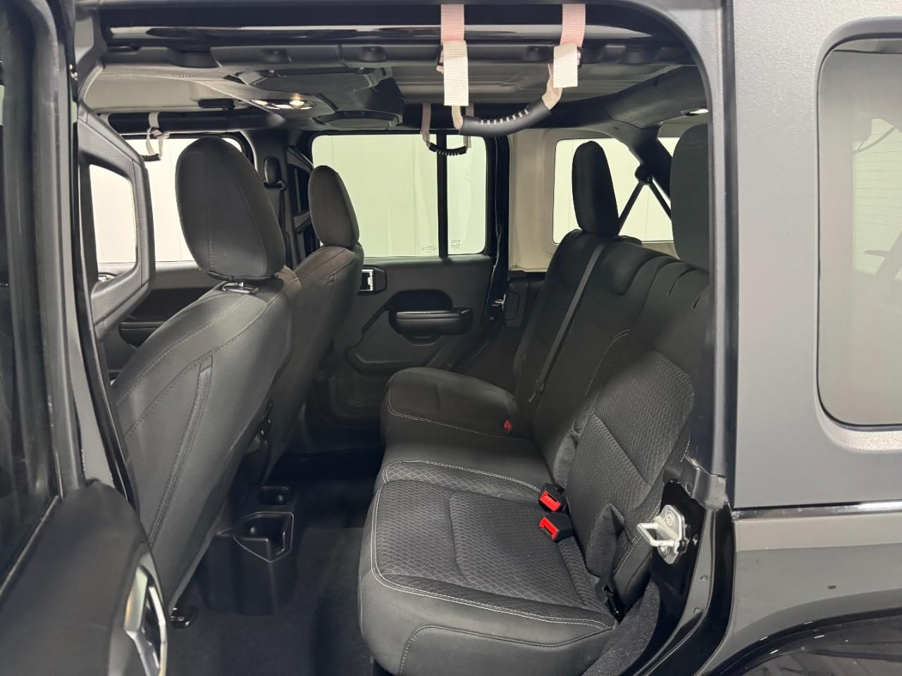 Jeep Wrangler Vehicle Full-screen Gallery Image 8