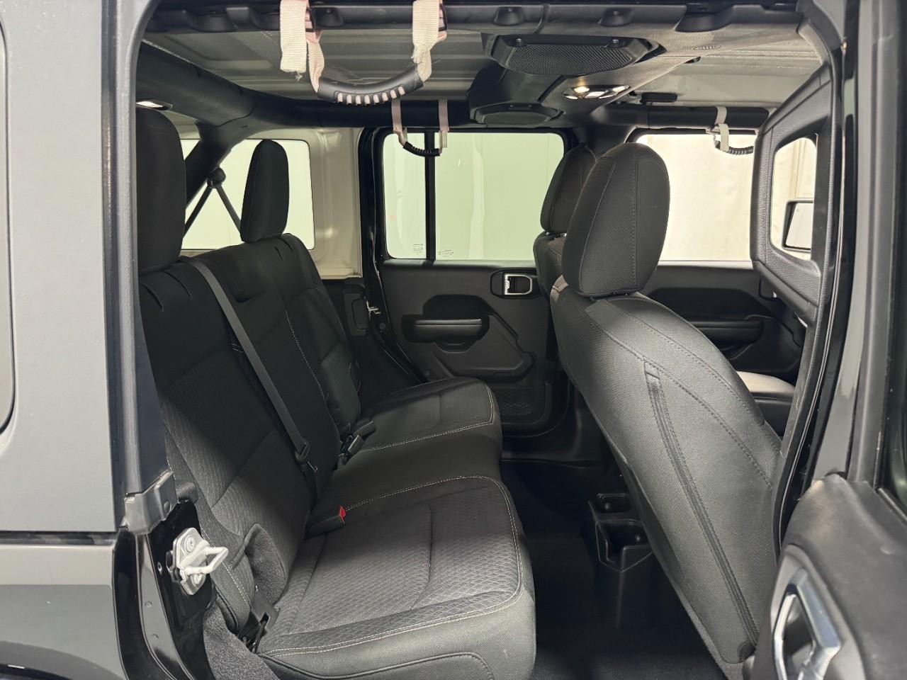 Jeep Wrangler Vehicle Full-screen Gallery Image 10