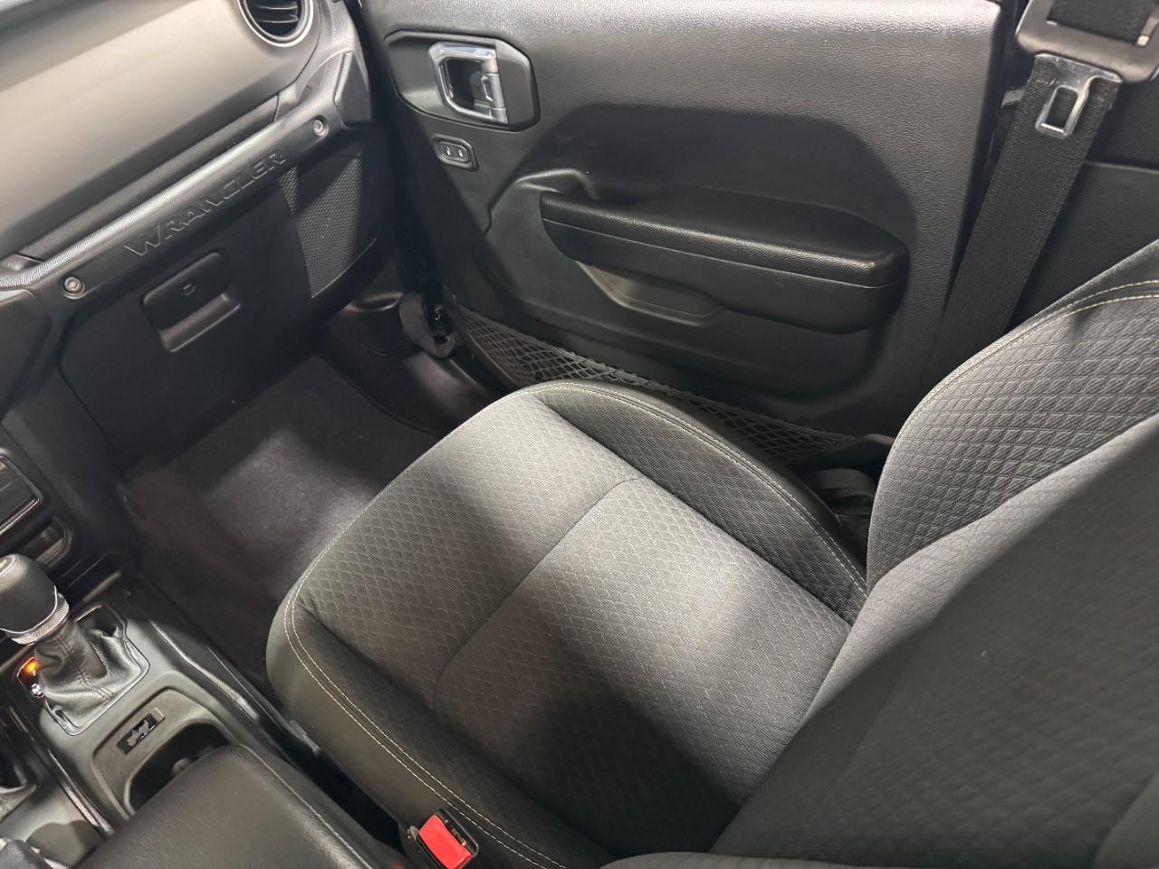 Jeep Wrangler Vehicle Full-screen Gallery Image 16