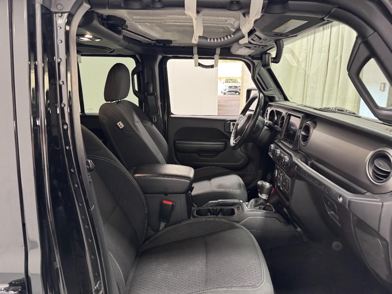 Jeep Wrangler Vehicle Full-screen Gallery Image 17