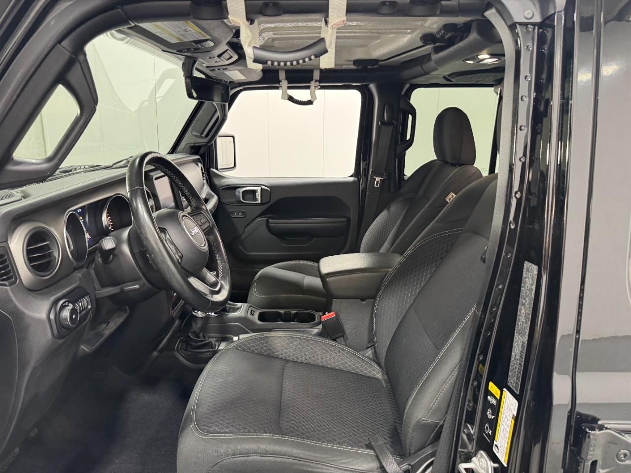 Jeep Wrangler Vehicle Full-screen Gallery Image 24