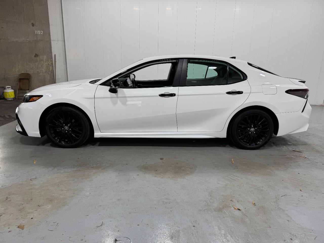 Toyota Camry Vehicle Full-screen Gallery Image 2