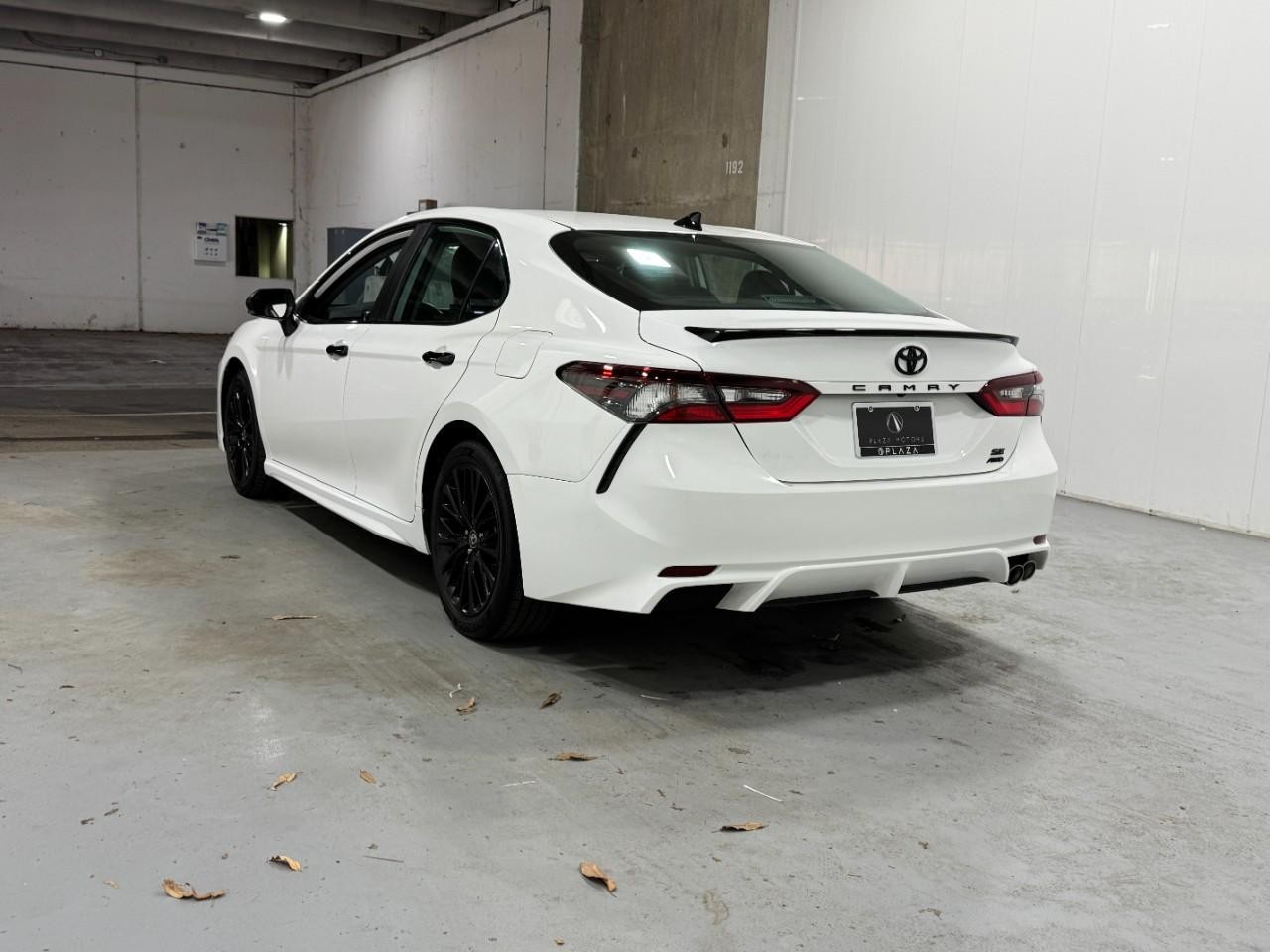 Toyota Camry Vehicle Full-screen Gallery Image 3