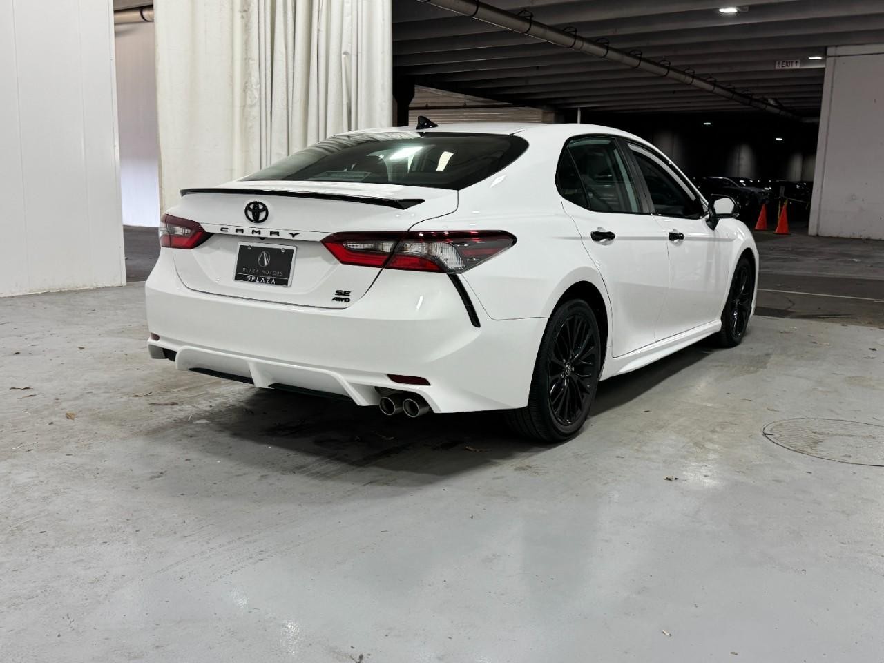 Toyota Camry Vehicle Full-screen Gallery Image 4