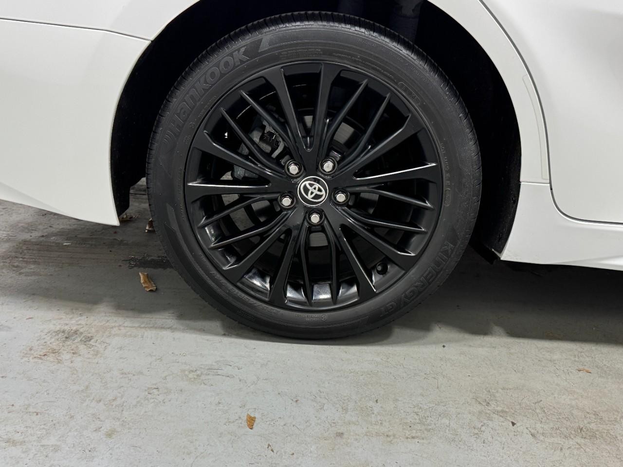 Toyota Camry Vehicle Full-screen Gallery Image 5