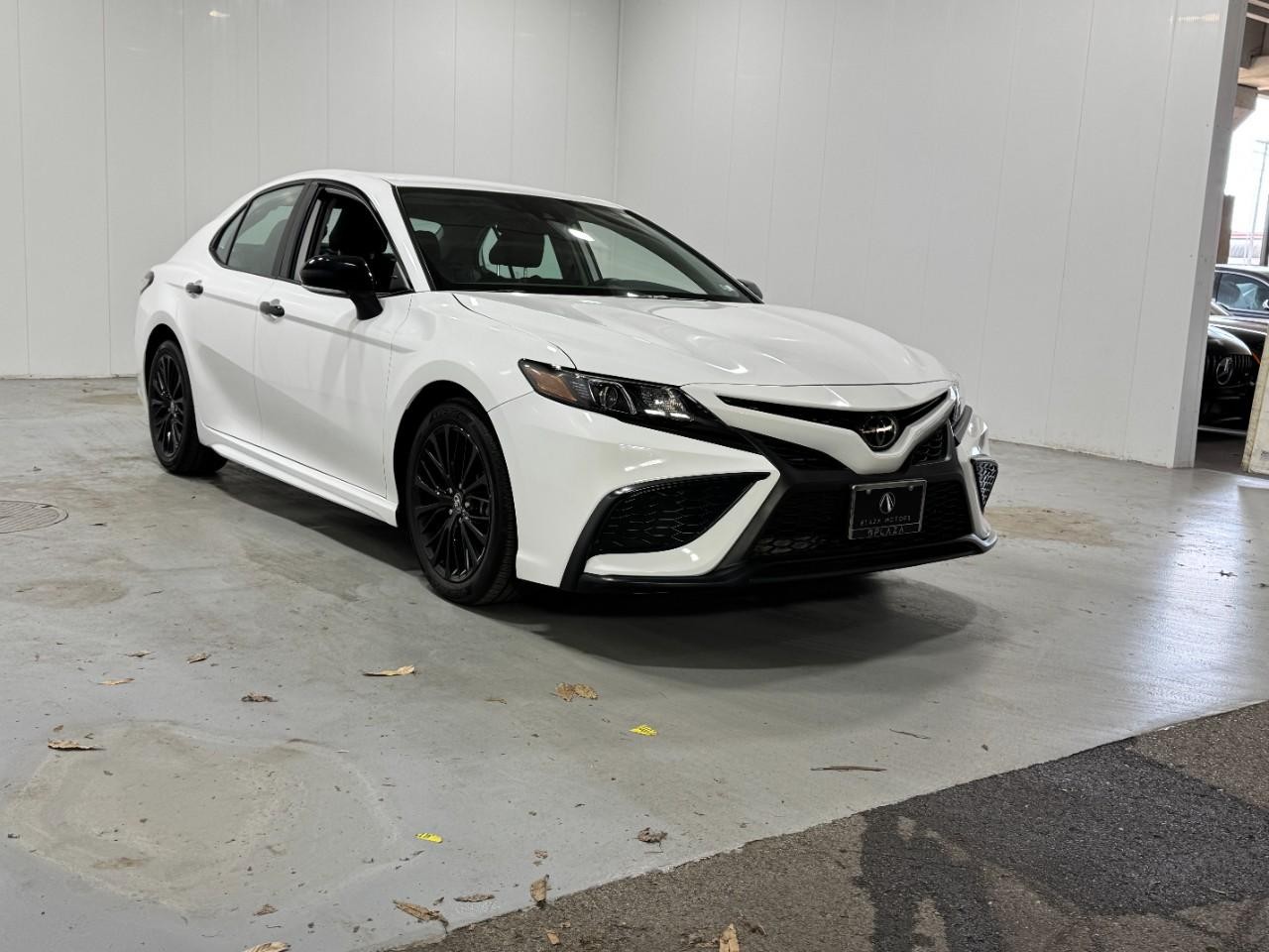 Toyota Camry Vehicle Full-screen Gallery Image 6