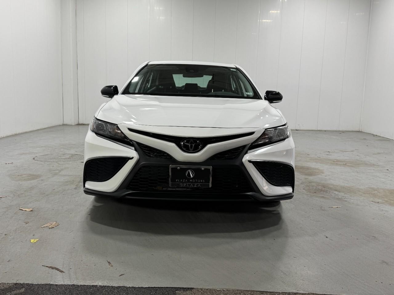 Toyota Camry Vehicle Full-screen Gallery Image 7