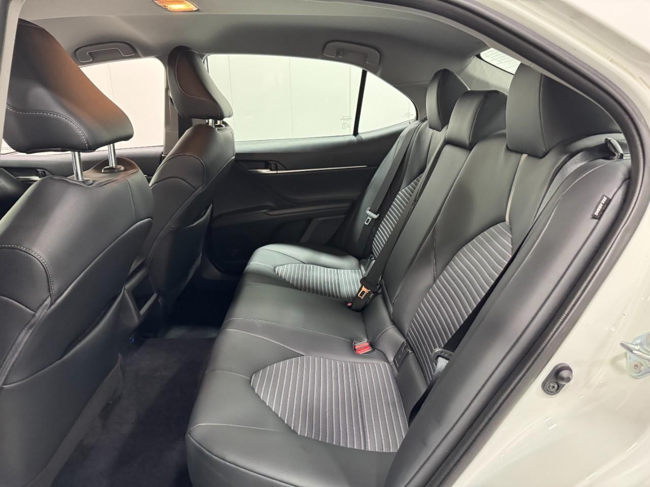 Toyota Camry Vehicle Full-screen Gallery Image 8