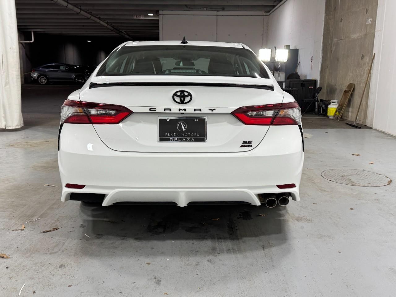 Toyota Camry Vehicle Full-screen Gallery Image 9