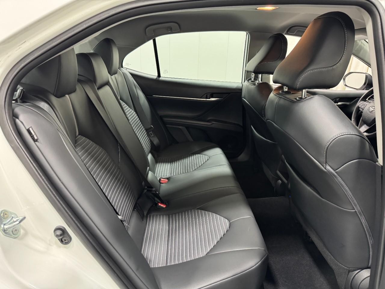 Toyota Camry Vehicle Full-screen Gallery Image 10