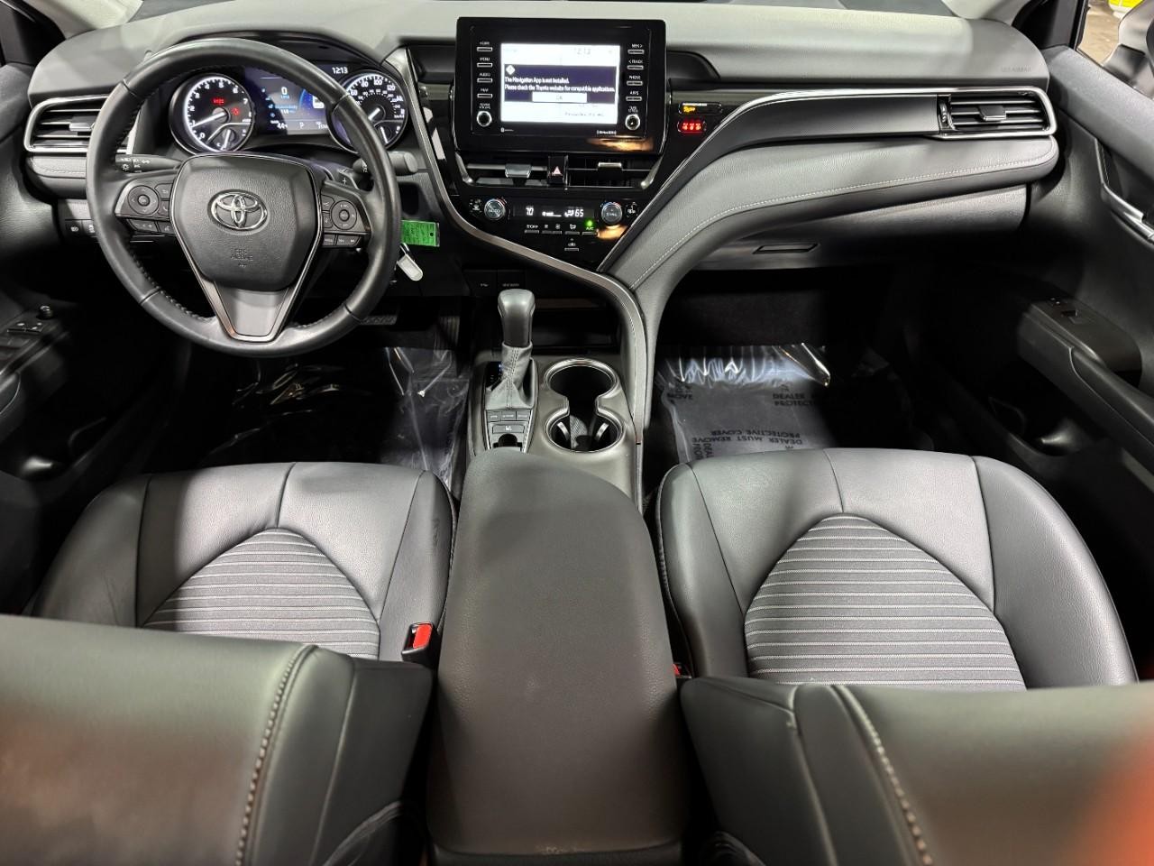 Toyota Camry Vehicle Full-screen Gallery Image 11