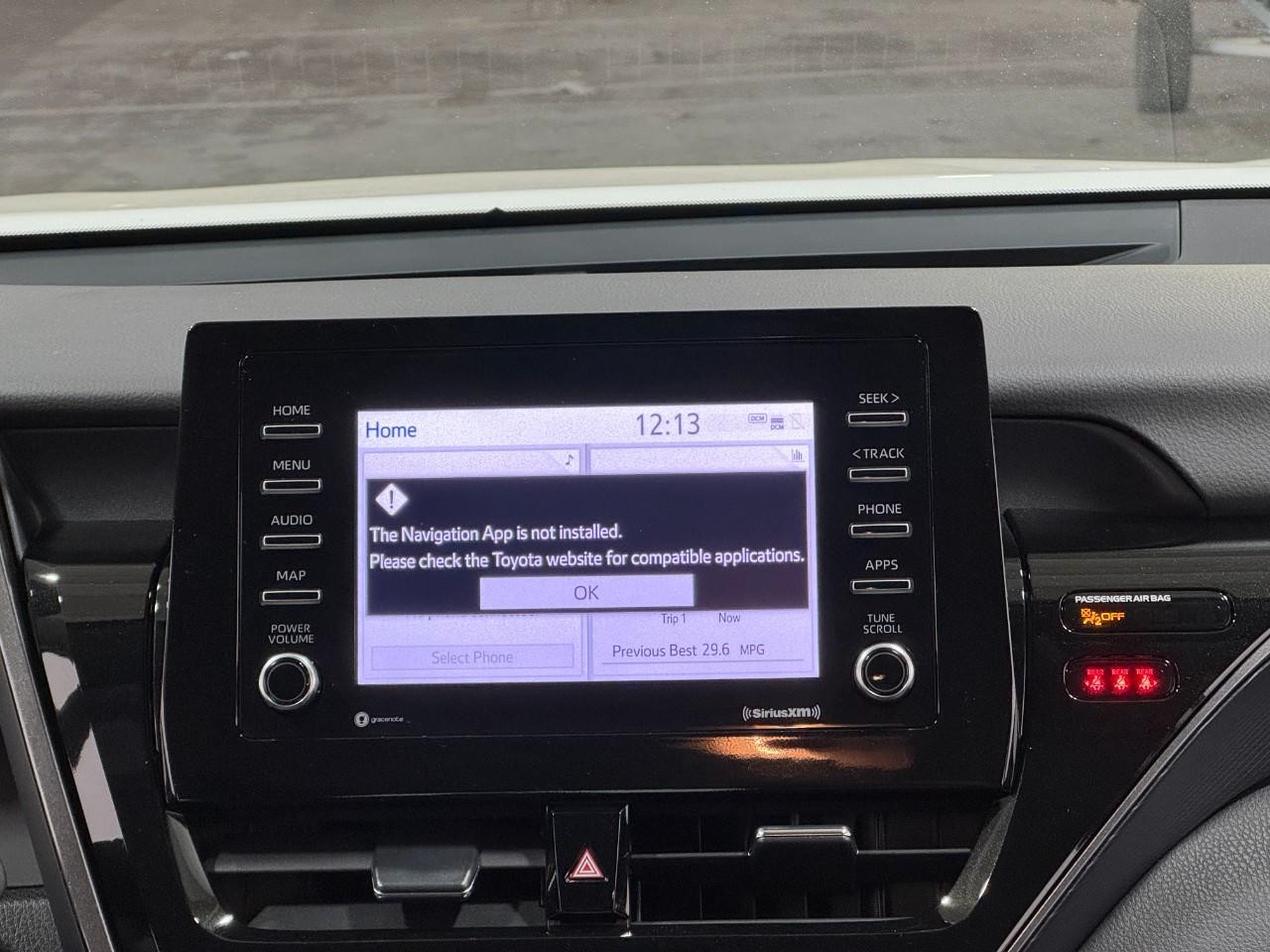 Toyota Camry Vehicle Full-screen Gallery Image 13