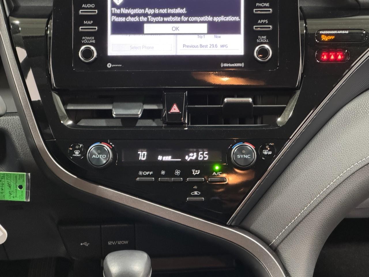 Toyota Camry Vehicle Full-screen Gallery Image 14