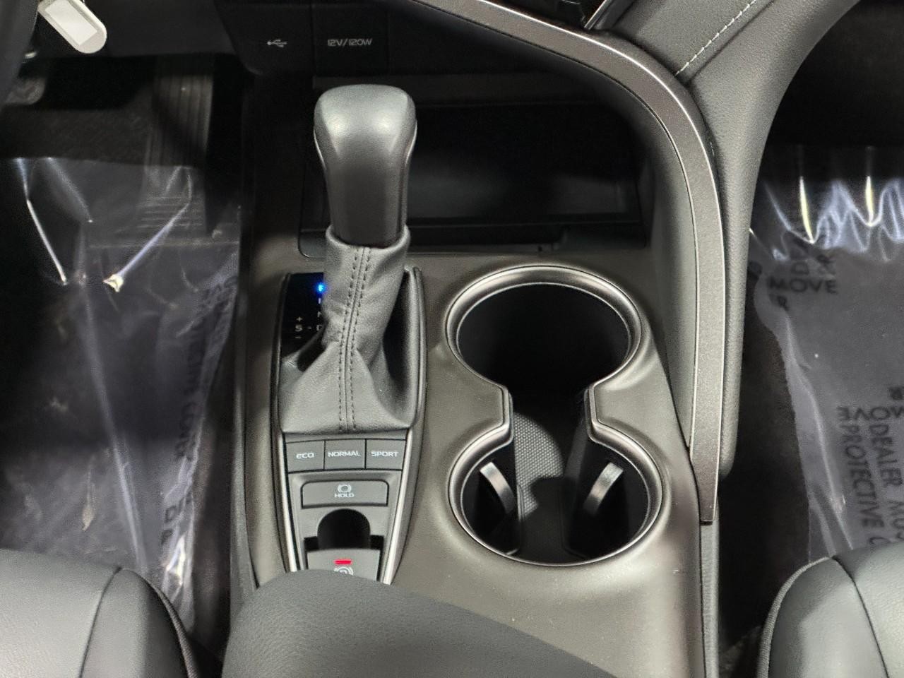 Toyota Camry Vehicle Full-screen Gallery Image 15