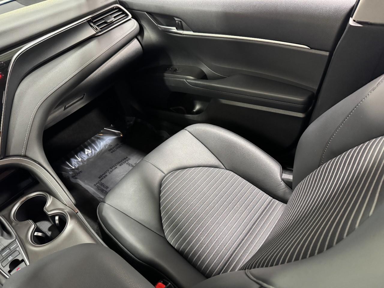 Toyota Camry Vehicle Full-screen Gallery Image 16