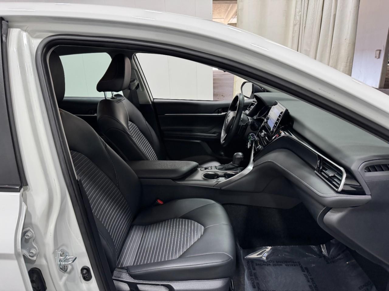 Toyota Camry Vehicle Full-screen Gallery Image 17