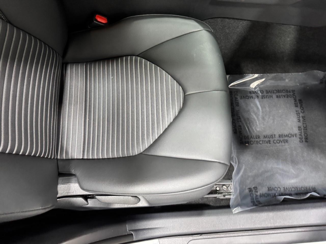 Toyota Camry Vehicle Full-screen Gallery Image 18