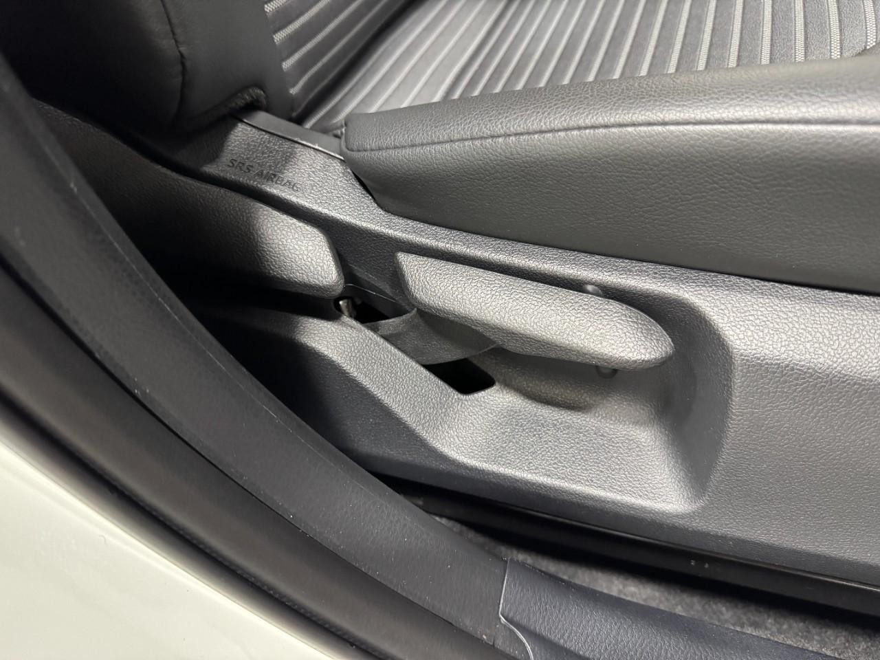 Toyota Camry Vehicle Full-screen Gallery Image 19