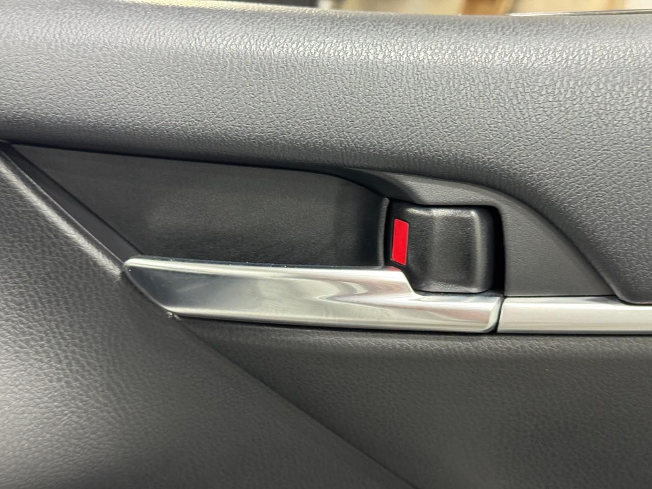 Toyota Camry Vehicle Full-screen Gallery Image 20