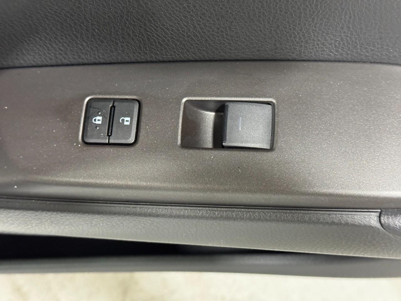 Toyota Camry Vehicle Full-screen Gallery Image 21